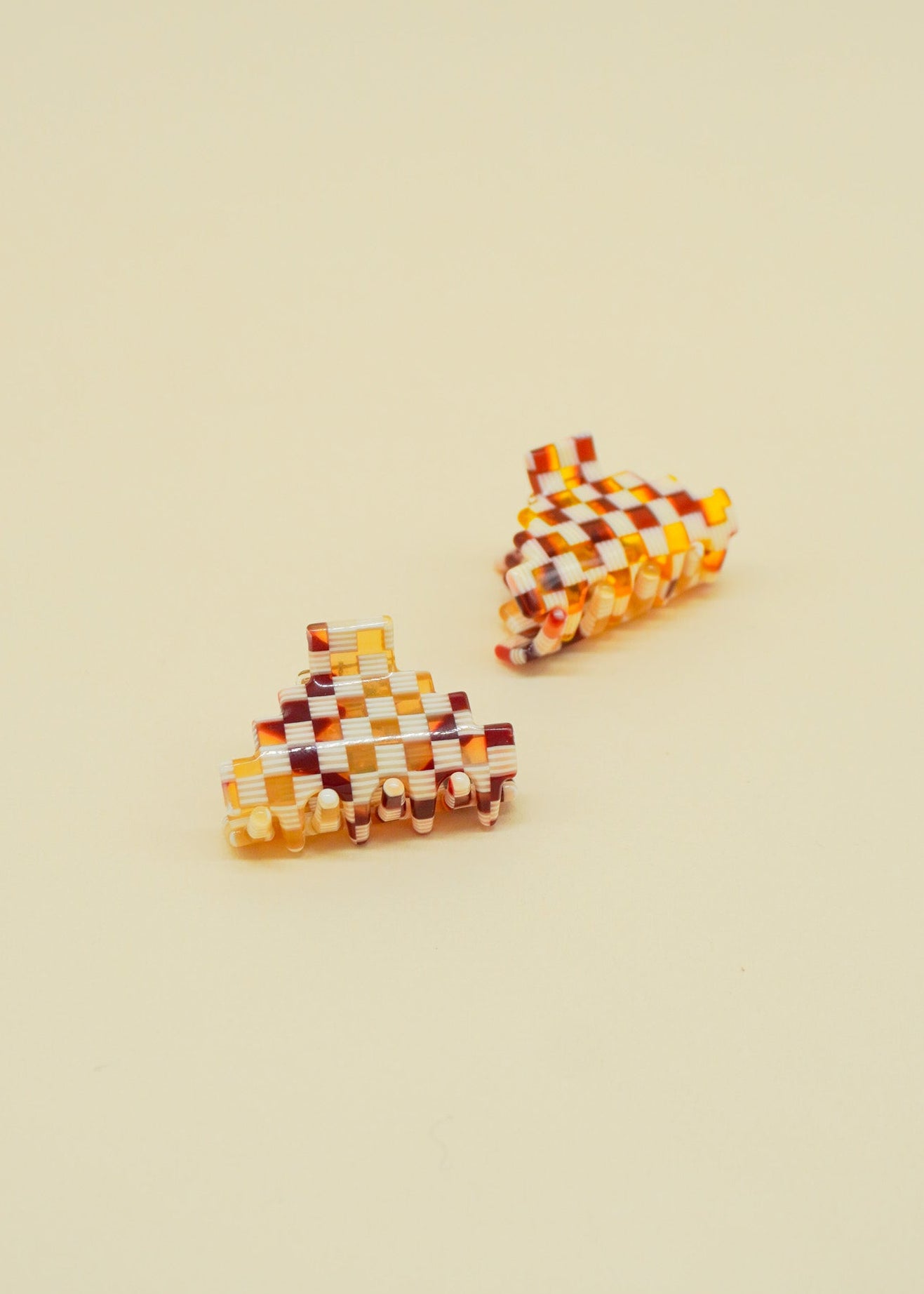Small Pyramid Hair-Claw in Ivory Checkerboard
