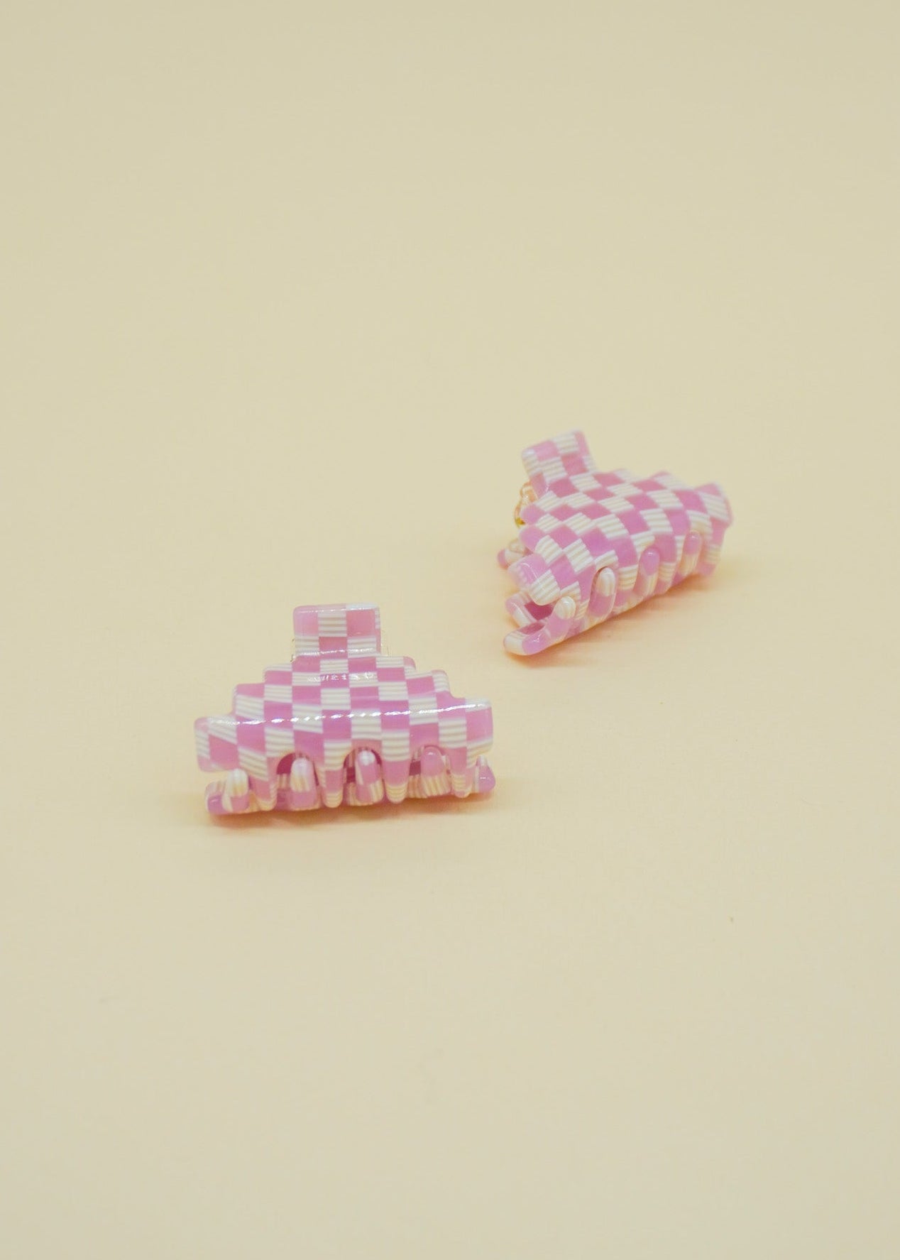 Small Pyramid Hair-Claw in Pink Checkerboard