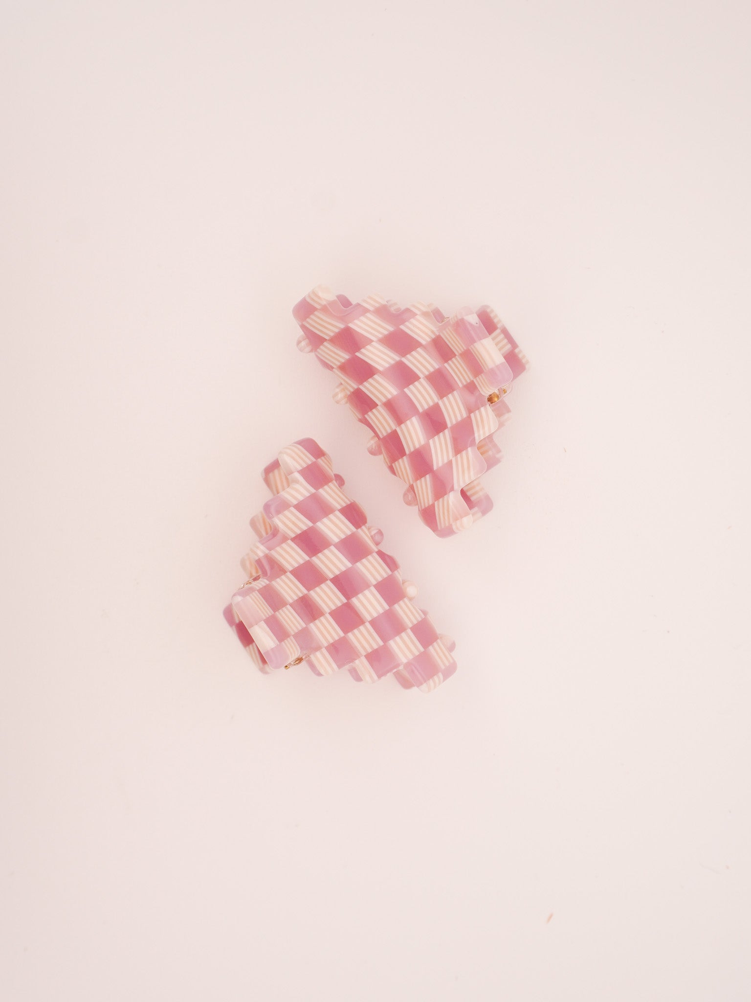 Small Pyramid Hair-Claw in Pink Checkerboard
