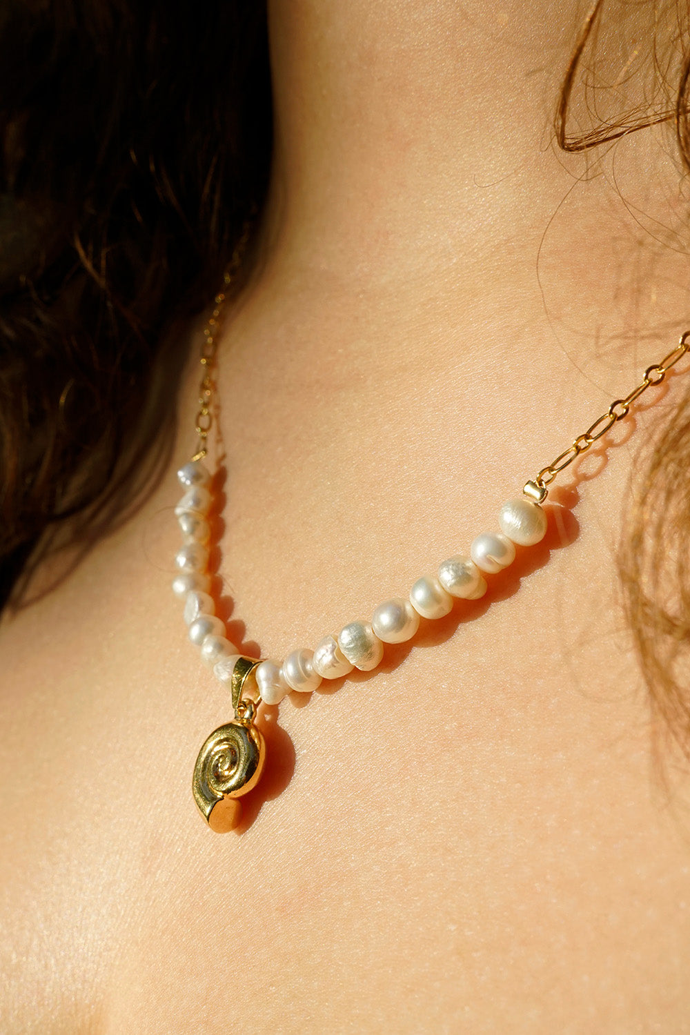 Caracol pearl necklace