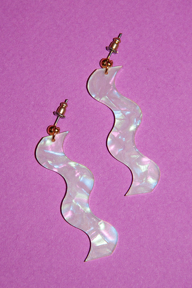 Squiggle earrings in white iridescent