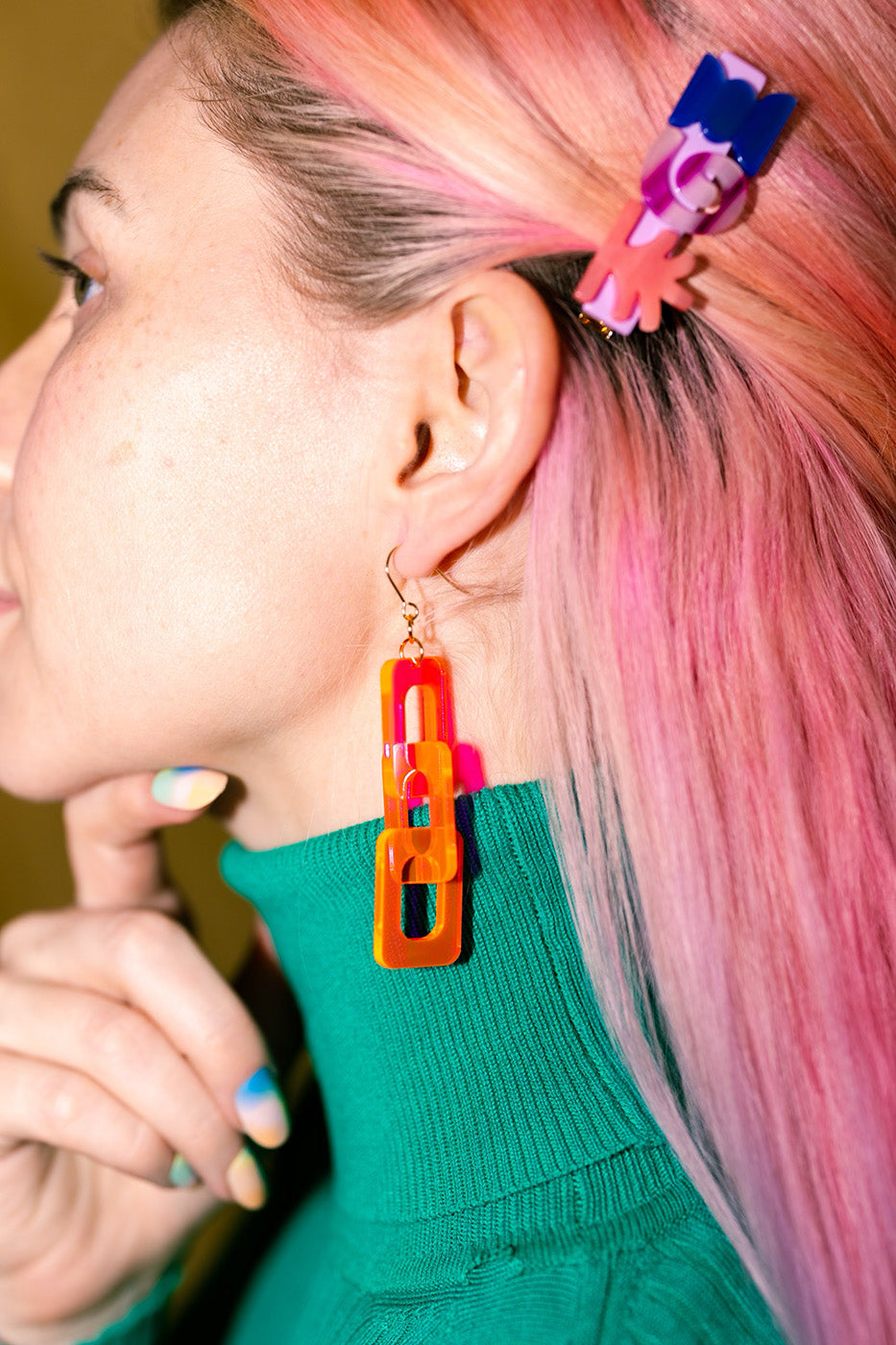 Mini Link earrings in neon pink